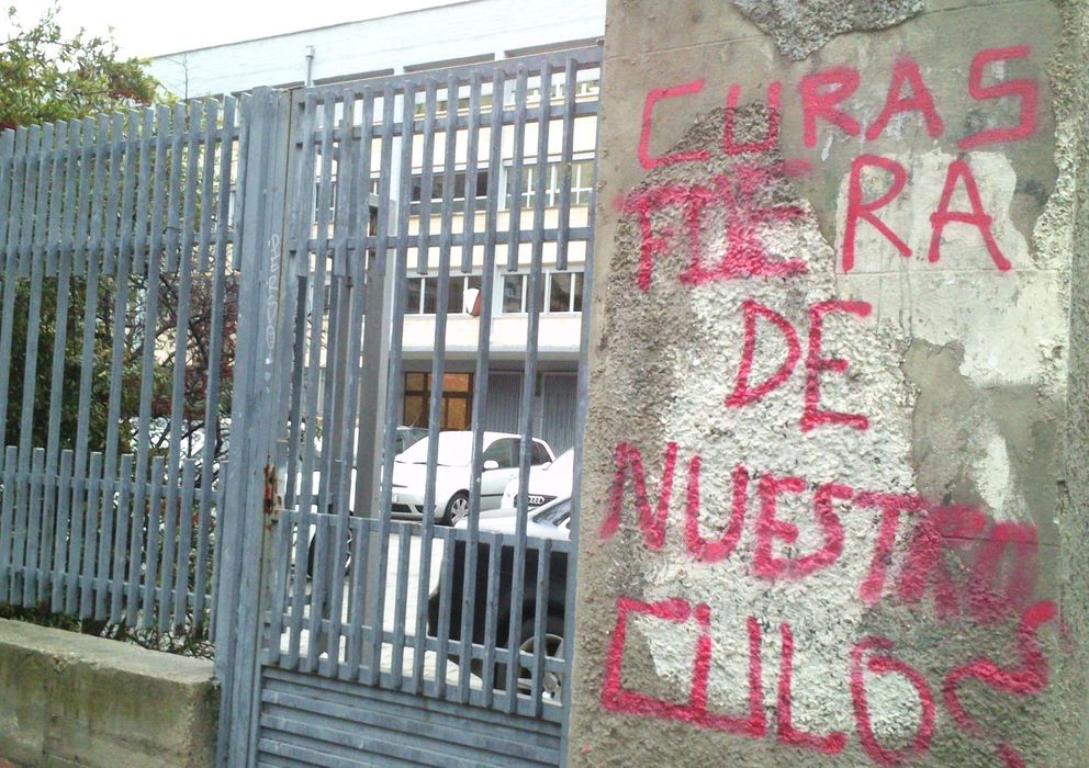 Foto: Pintada a las puertas del colegio Valdeluz a primera hora del jueves: "Curas fuera de nuestros culos" (A.S.).