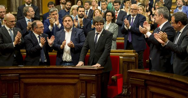Foto:  El presidente de la Generalitat, Carles Puigdemont (c) tras su discurso ante el pleno del Parlament el pasado 10 de octubre. (EFE)