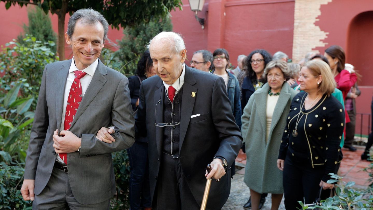 El entonces ministro de Ciencia, Pedro Duque, junto a Santiago Grisolía. (EFE/Kai Försterling)