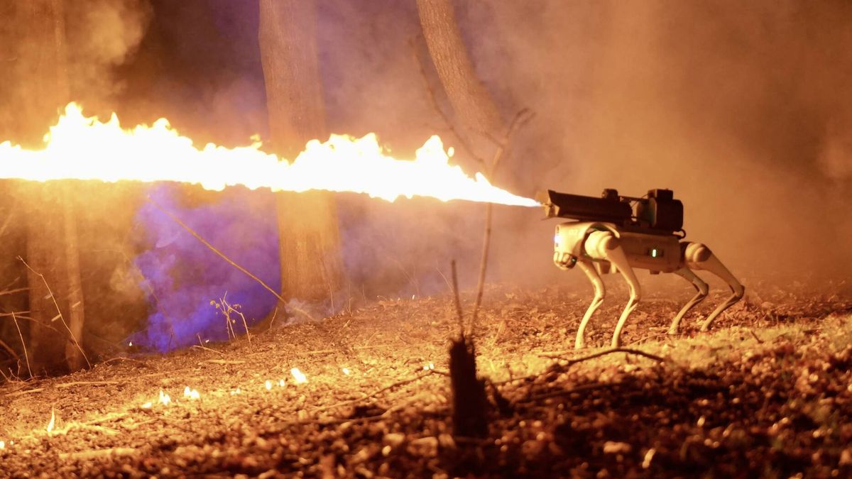 Sale a la venta un terrorífico perro robot armado con un lanzallamas para fines pacíficos