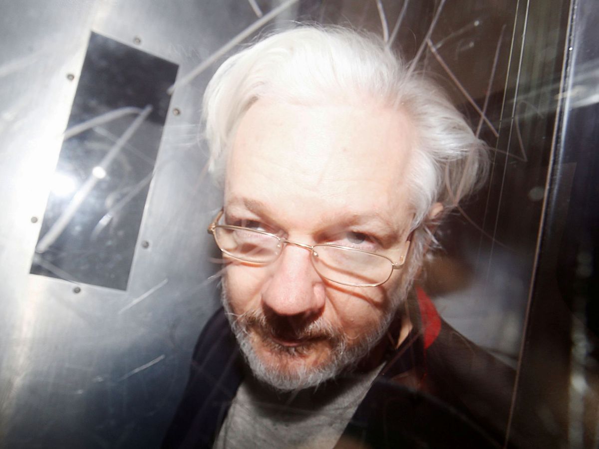 Foto: Julian Assange abandona los juzgados de  Westminster en London el 13 de enero (Reuters)
