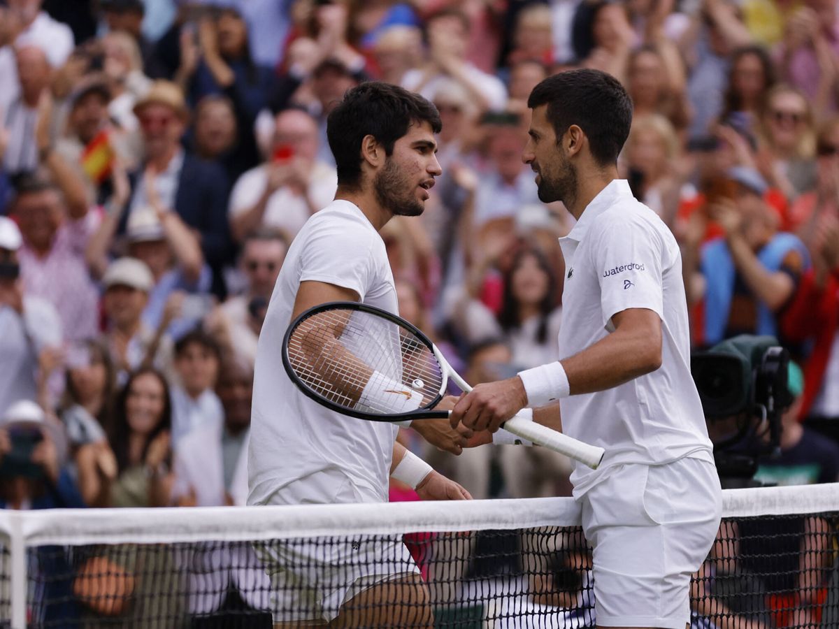 Foto: Carlos Alcaraz y Novak Djokovic, en Wimbledon. (Reuters/Andrew Couldridge)