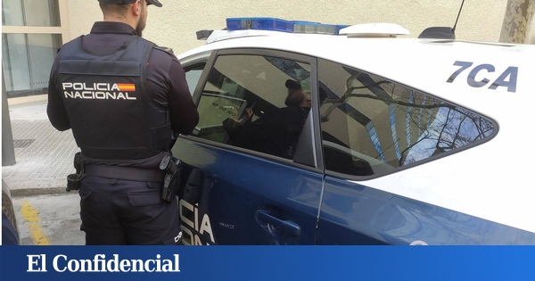 File:Automóvil de la policía nacional española en Valencia.jpg - Wikimedia  Commons
