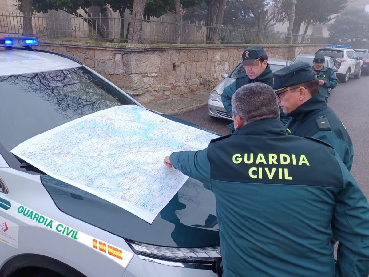 Foto: Guardias civiles participan en la búsqueda de un desaparecido. (EFE/Alberto Ferreras)
