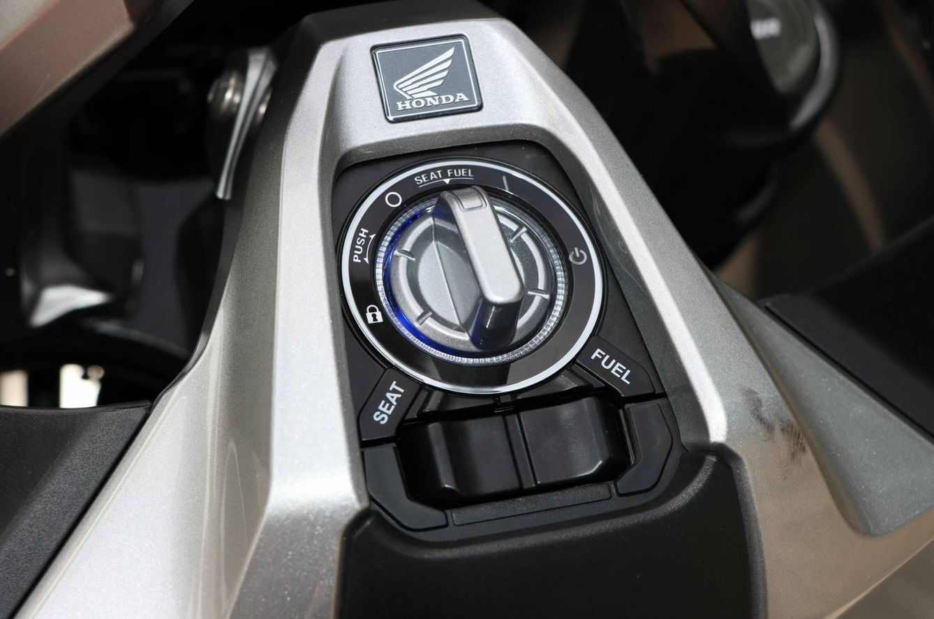 La consola central permite conectar y desconectar la moto, con el sistema Key Smart, y abrir depósito y asiento.