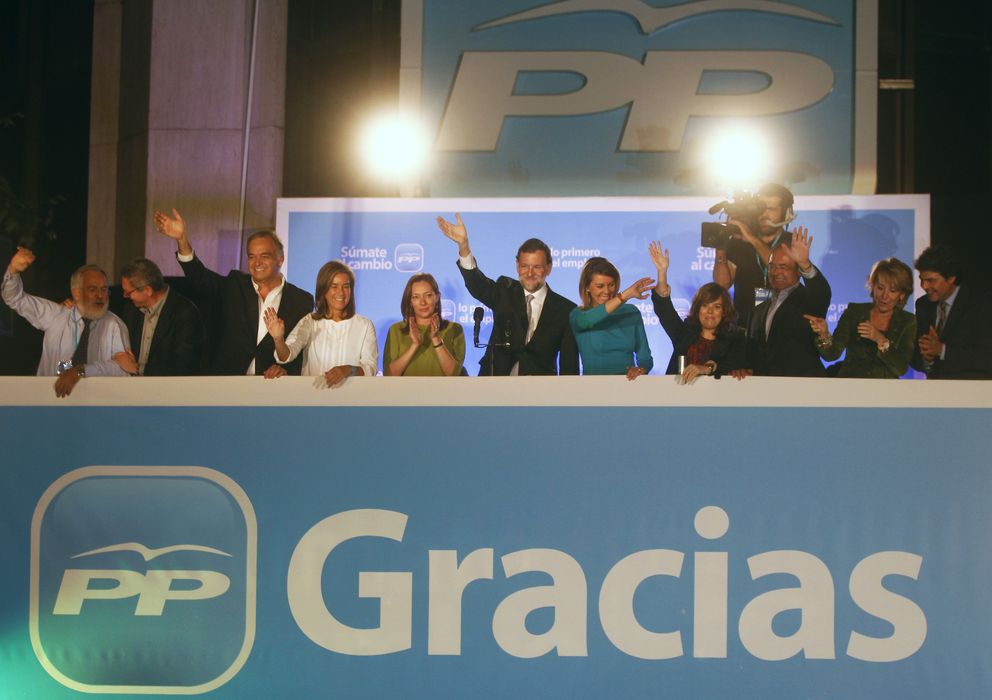 Foto: Mariano Rajoy celebra su victoria electoral con dirigentes del PP en noviembre de 2011 (Reuters)