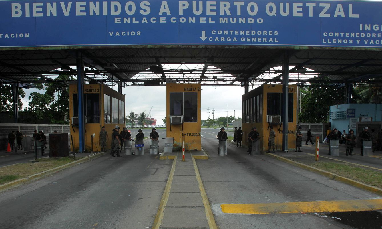 Soldados del Ejército de Guatemala protegen la entrada principal del Puerto Quetzal. (EFE)