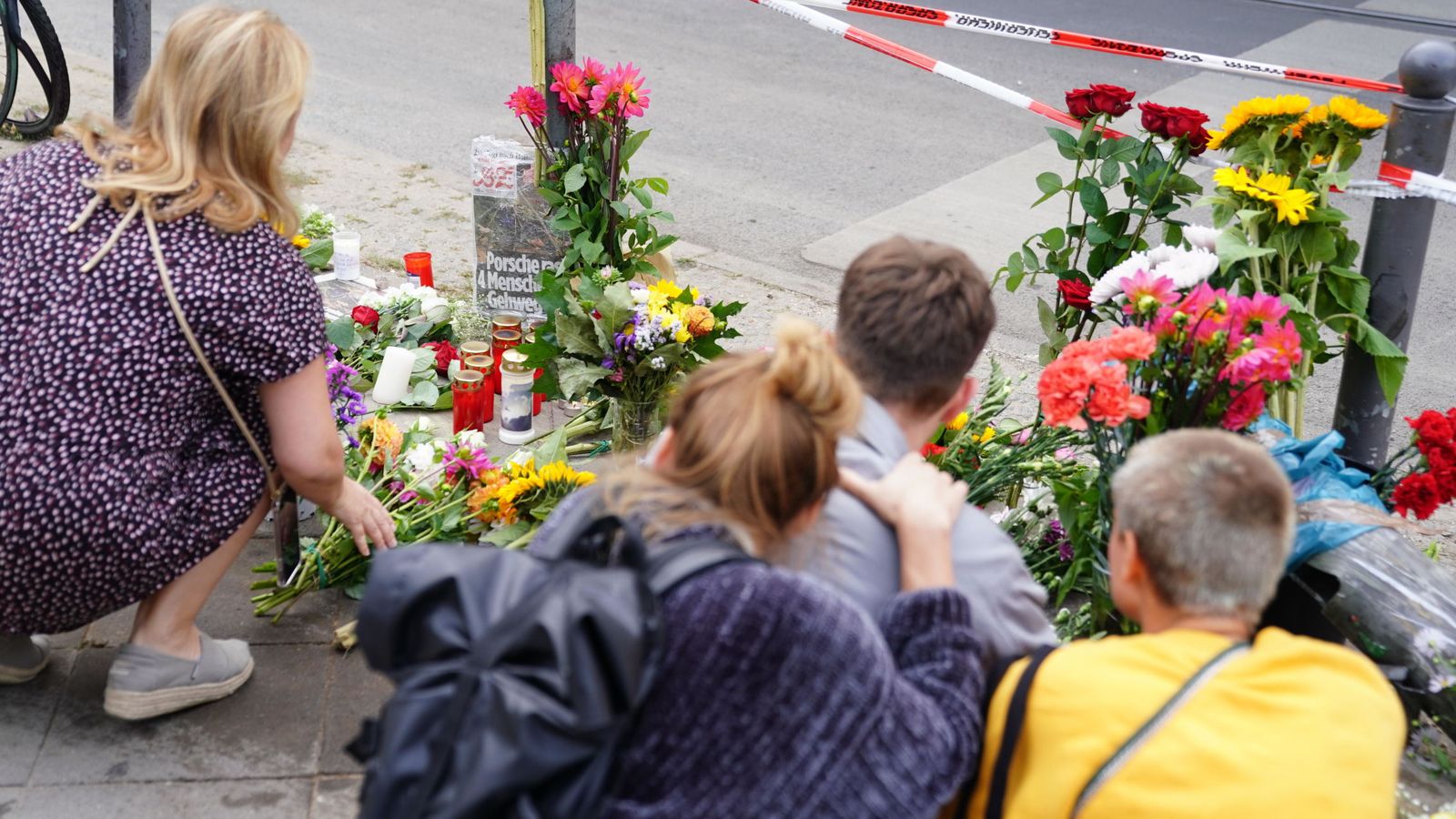 Foto: Vecinos de Berlín se acercaron a dejar flores en el lugar del siniestro. (EFE)