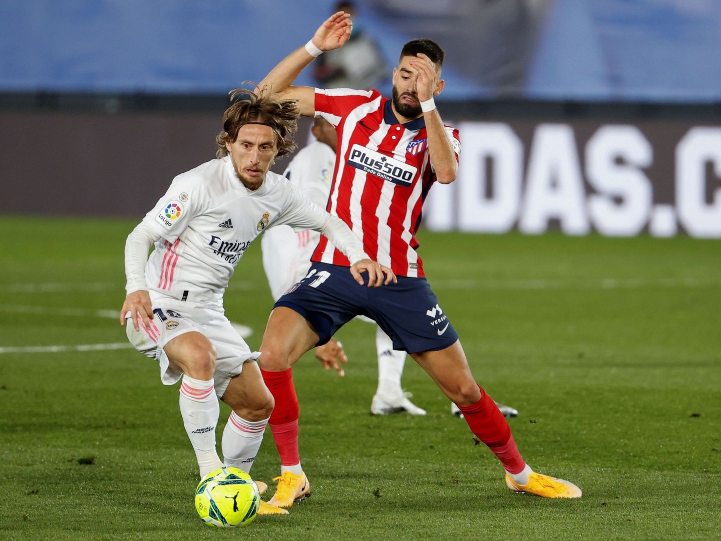 Luka Modric gana el balón a Carrasco. (EFE)