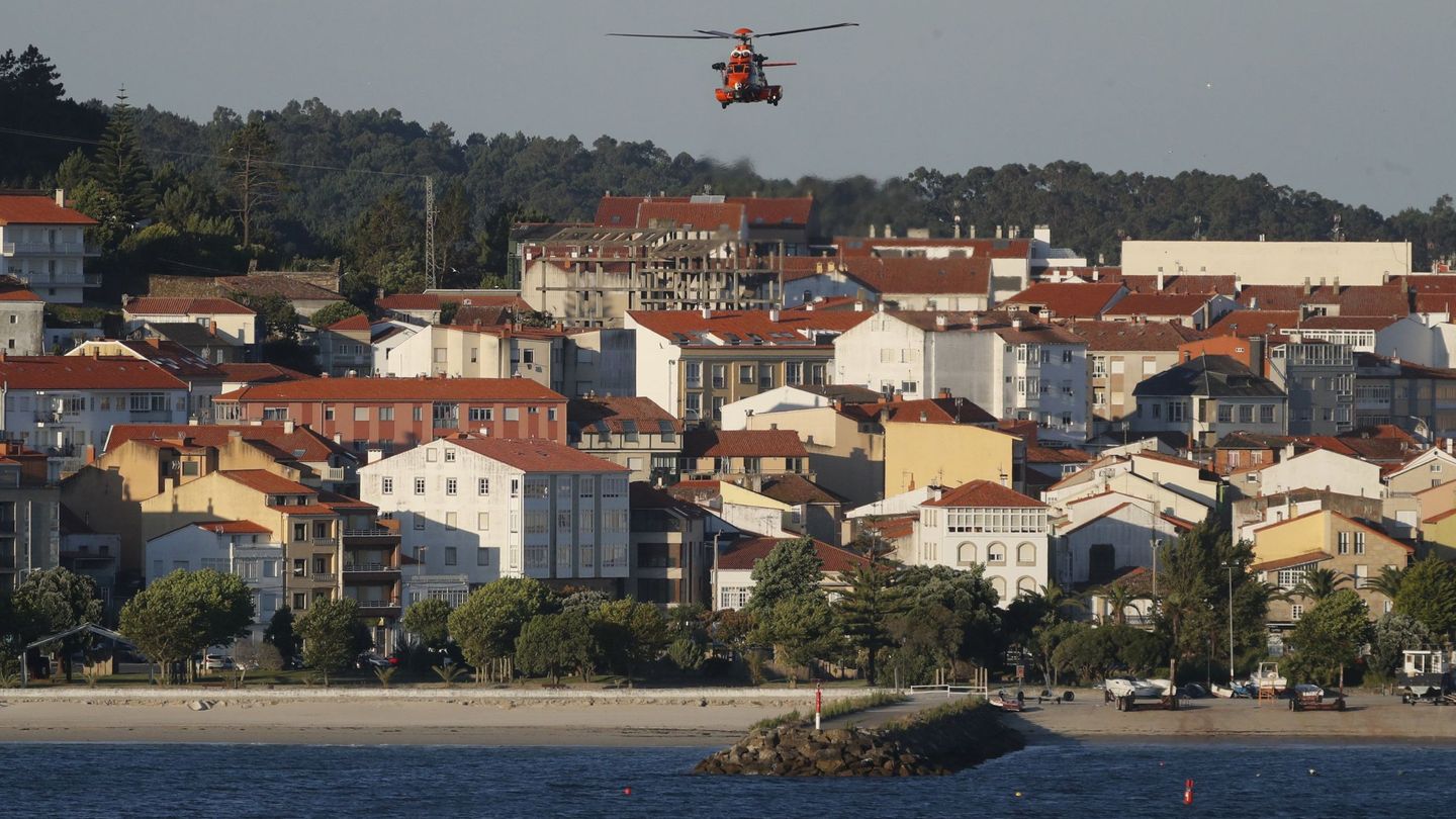 Un helicóptero de Salvamento Marítimo participa en la búsqueda de los dos jóvenes en paradero desconocido. Foto: Efe