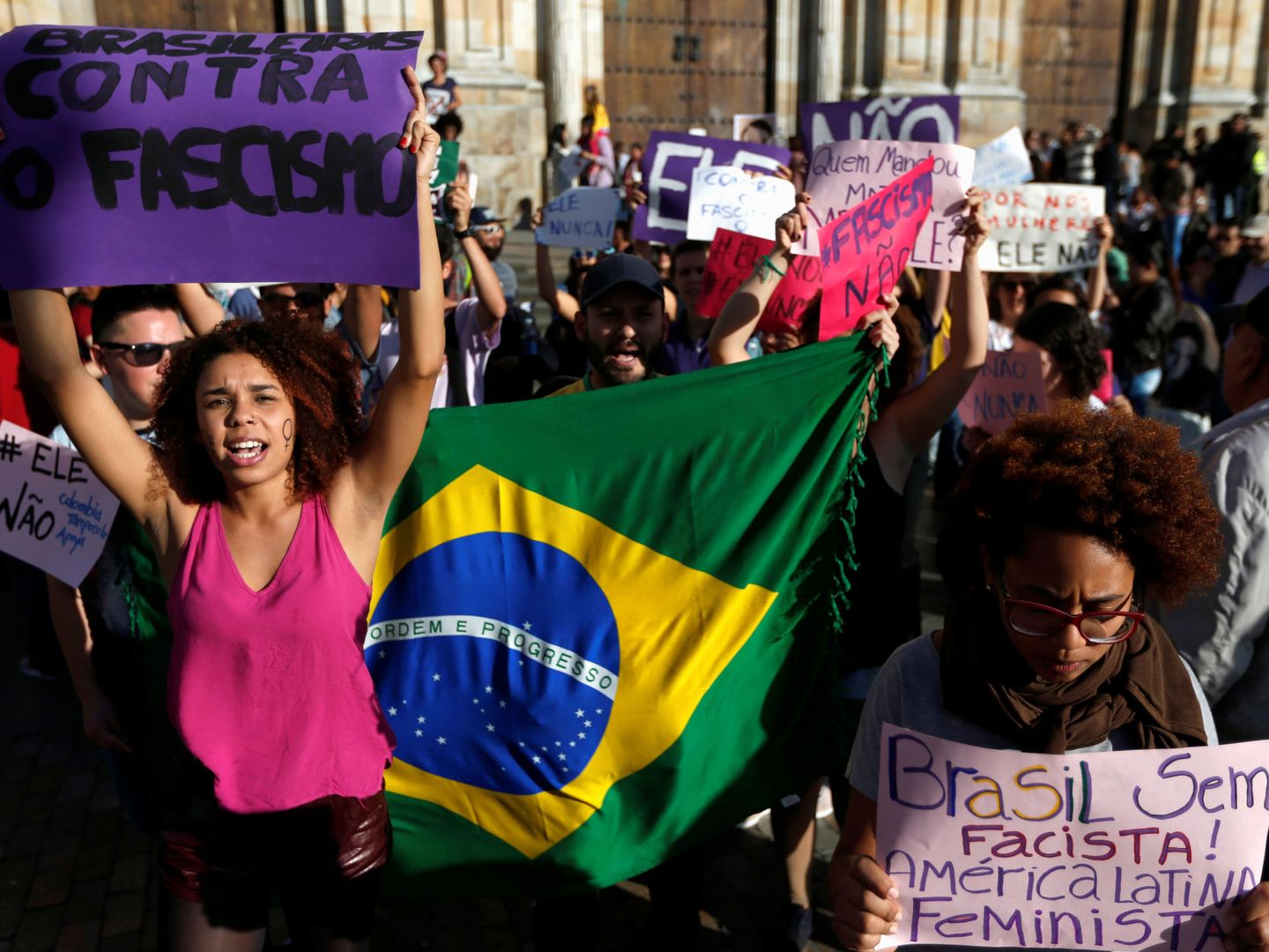 Expatriados brasileños se manifiestan contra Jair Bolsonaro en la Plaza Bolívar de Bogotá, el 30 de septiembre de 2018. (Reuters)