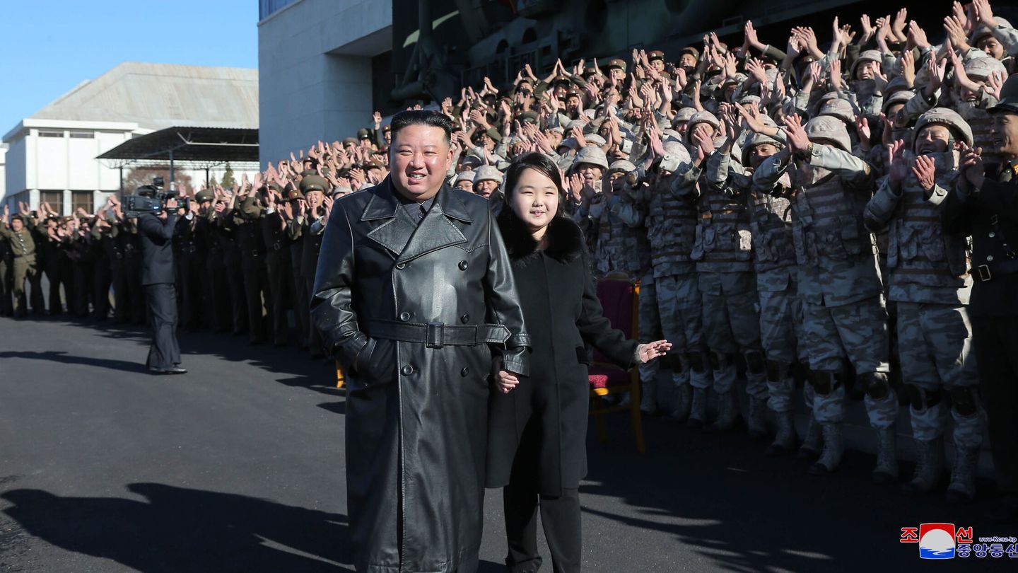 Kim Jong-un junto a su hija, Ju Ae. (EFE)