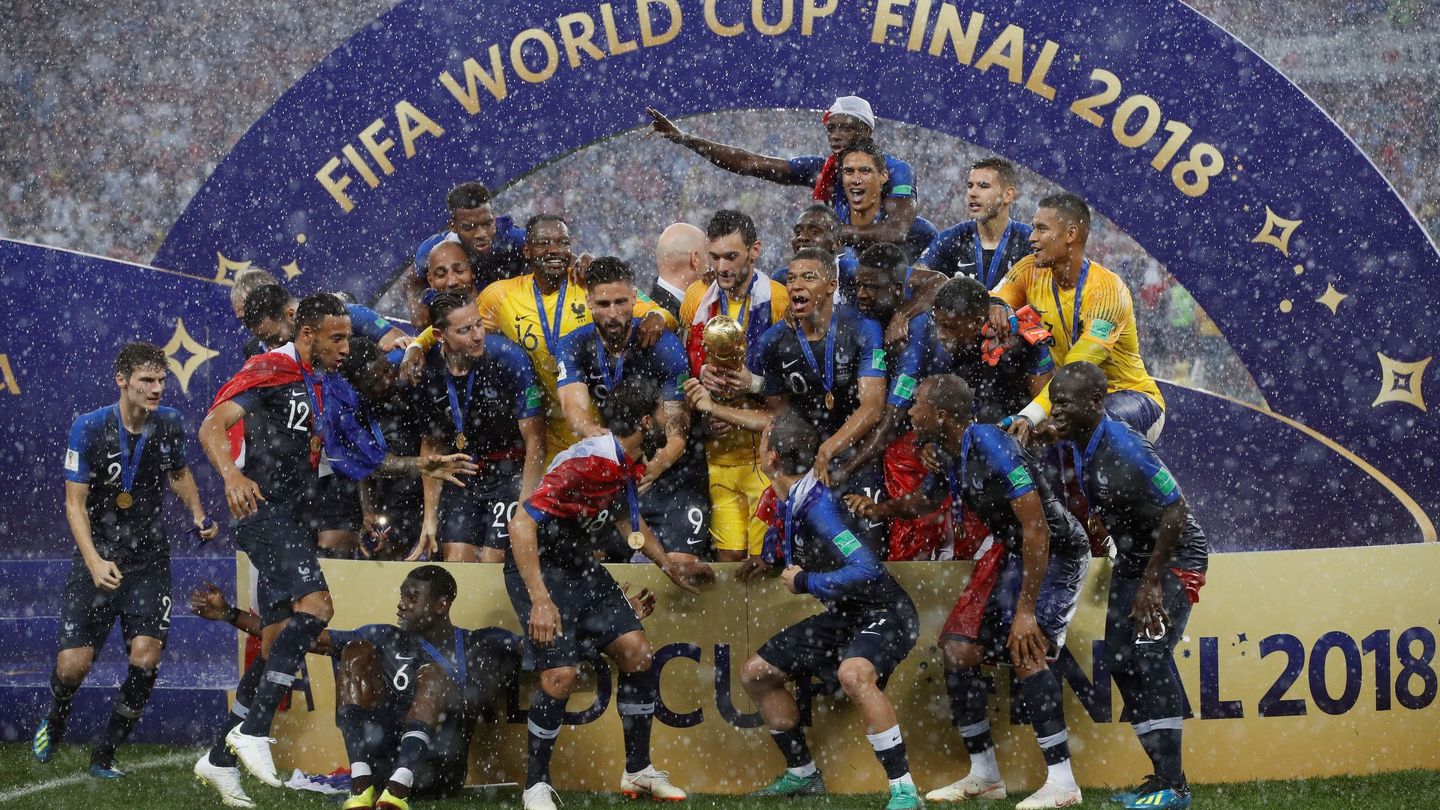 La selección francesa levanta el título como campeona del mundo en Rusia 2018.