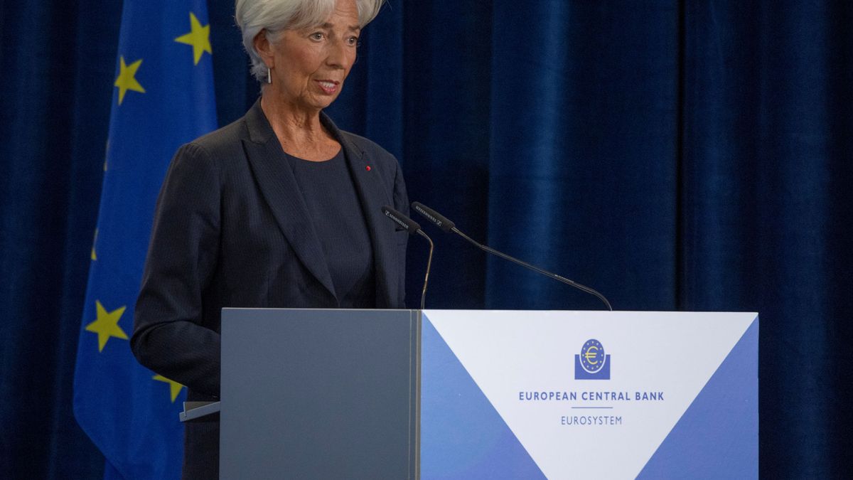 Lagarde revisará la política monetaria del BCE e insta a aumentar la inversión pública