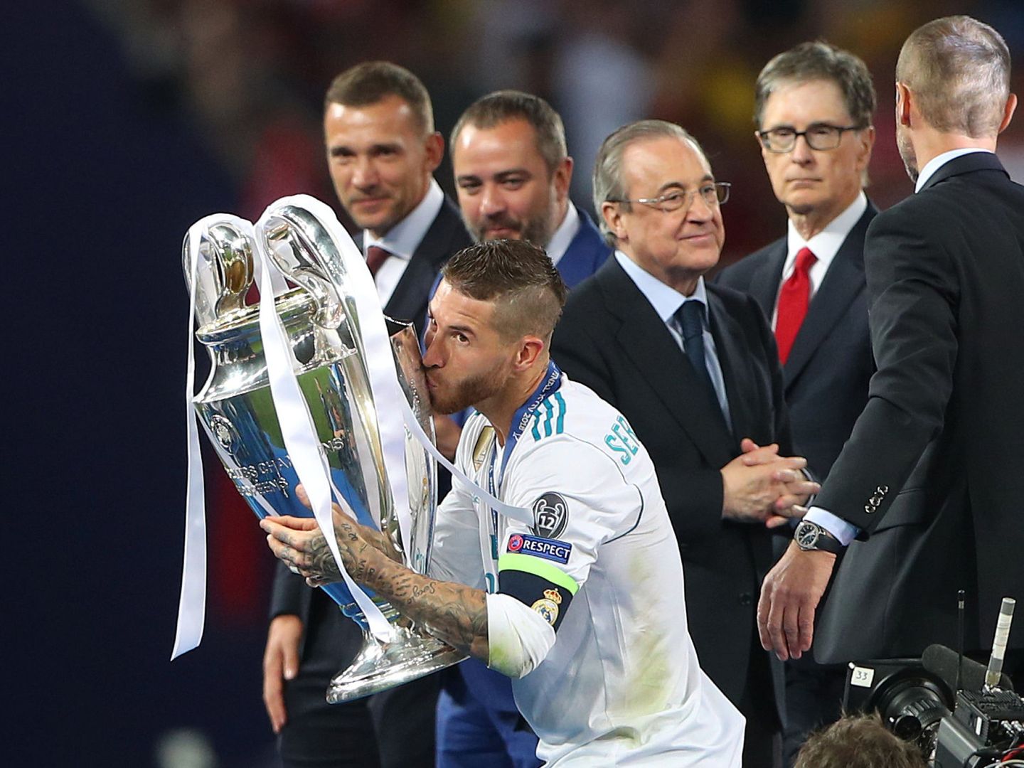 Sergio Ramos besa la Champions con Florentino a su espalda. (Reuters)