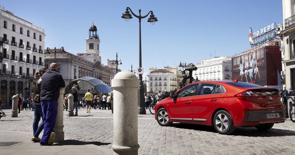 Foto: El Hyundai Ioniq eléctrico, por ejemplo, no paga por aparcar en las zonas ORA de Madrid. 