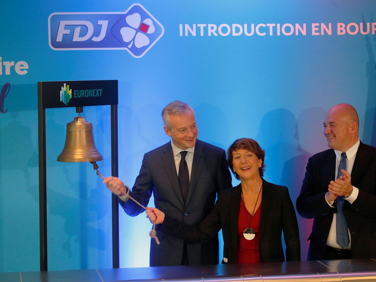 Foto: El ministro de finanzas de Francia en el tradicional toque de campana por el debut de FDJ