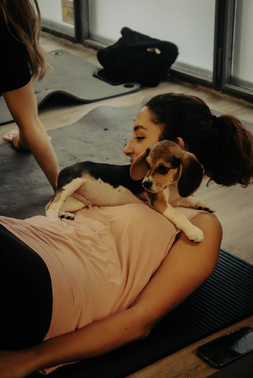 Una joven haciendo yoga con un cachorro. (Cedida)
