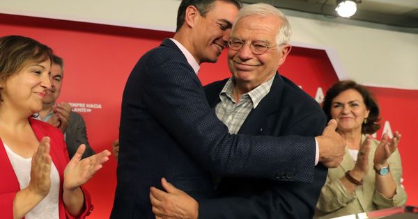 Foto: Pedro Sánchez abraza a Josep Borrell, en la noche de este 26-M en Ferraz. (EFE)