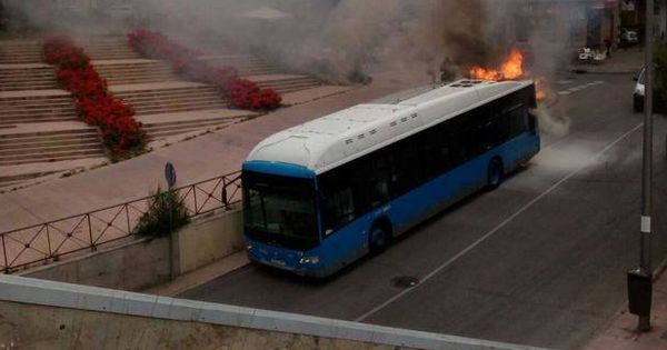 Foto: Autobús de la EMT en llamas. (Twitter @Ignaciobelidop)