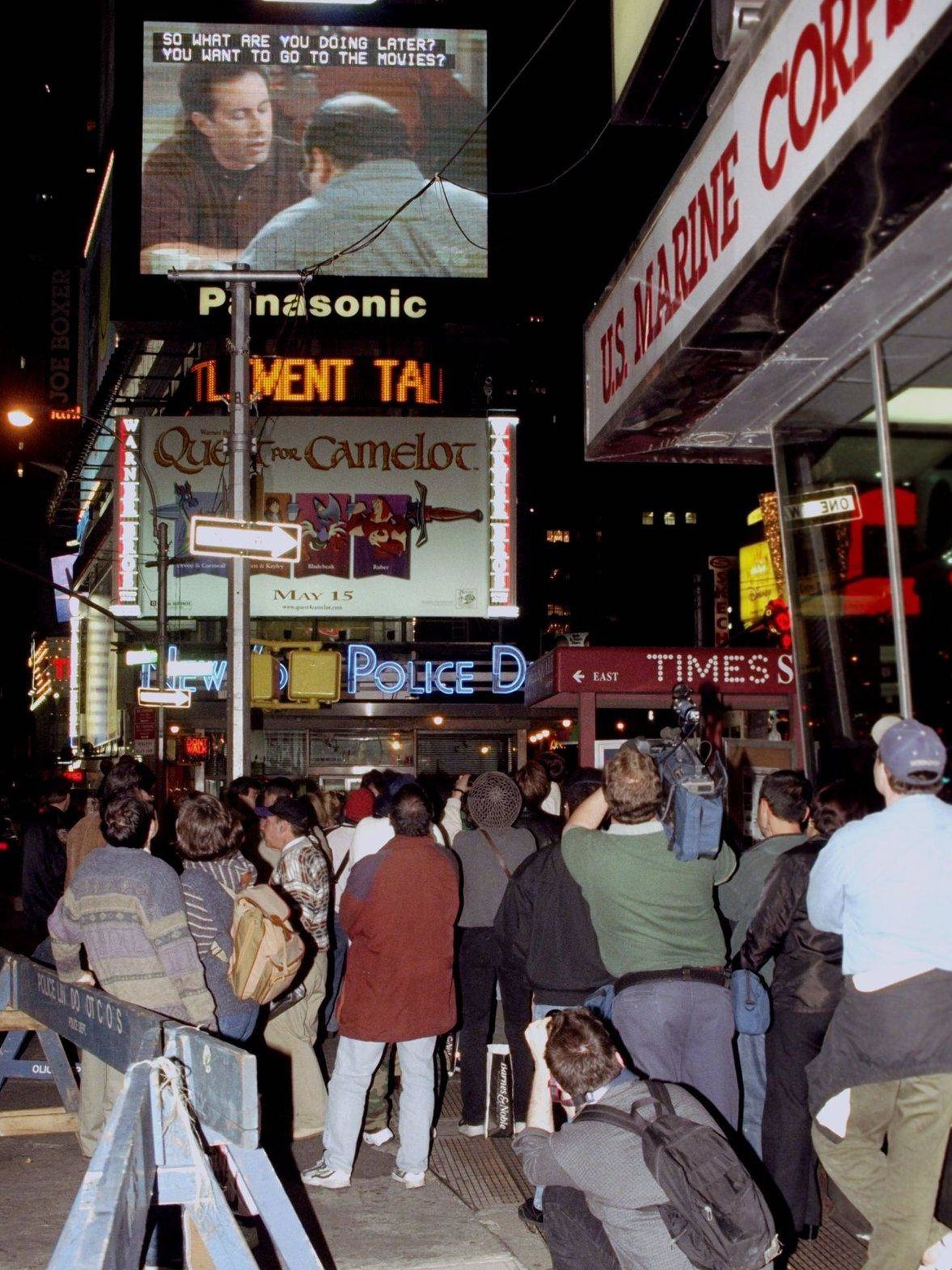 Neoyorquinos viendo el final de 'Seinfeld' en Times Square. 