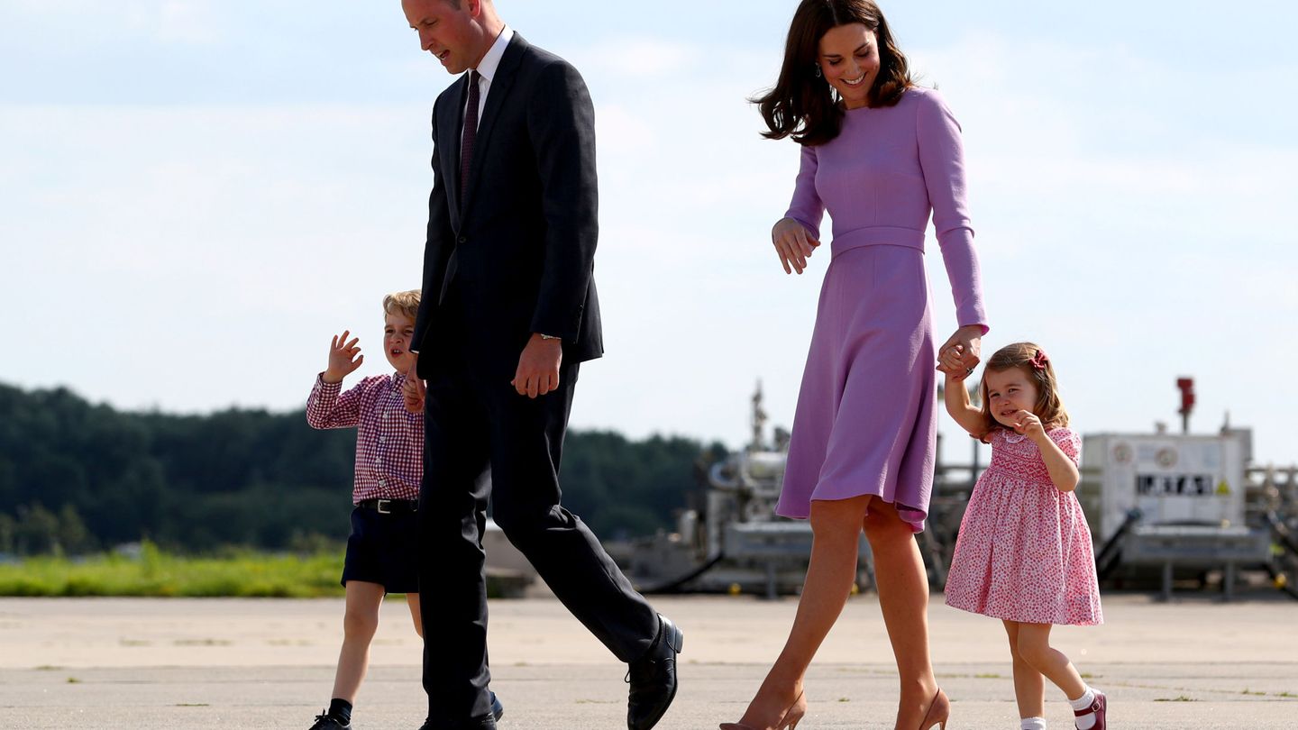 Los duques de Cambridge, con George y Charlotte. (Reuters)
