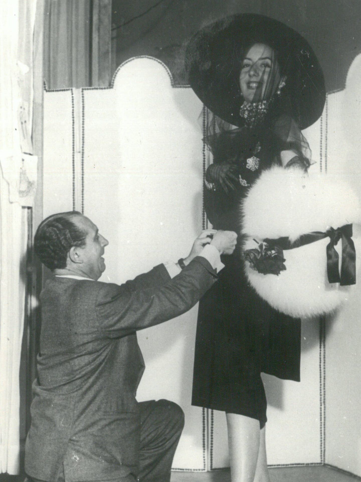 Juan Emilas, ultimando una prueba para la presentación de la colección primavera-verano 1952, en París. (Cortesía de la familia Emilas)