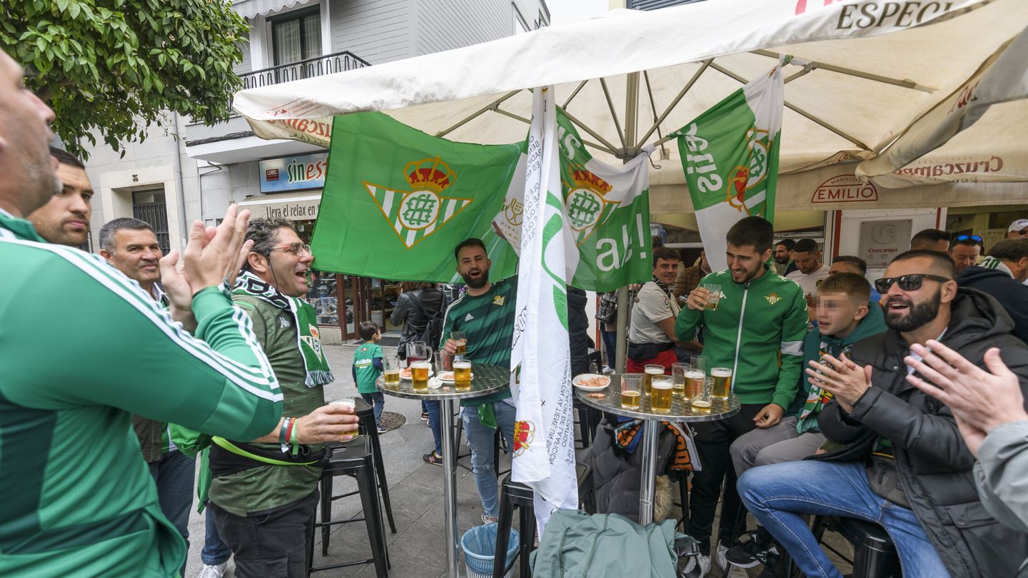 Los aficionados del Real Betis cantan en un bar del barrio de Triana de Sevilla. (EFE/Raúl Caro)