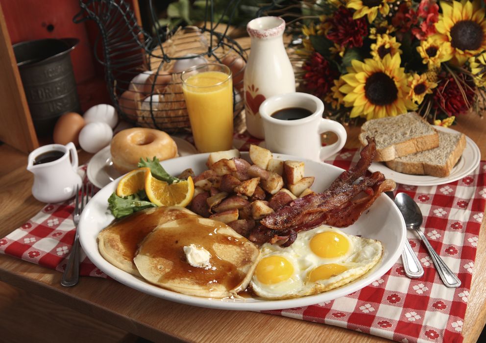 Foto: El desayuno debe ser copioso, pero debemos evitar los careales refinados y el azúcar. (iStock)