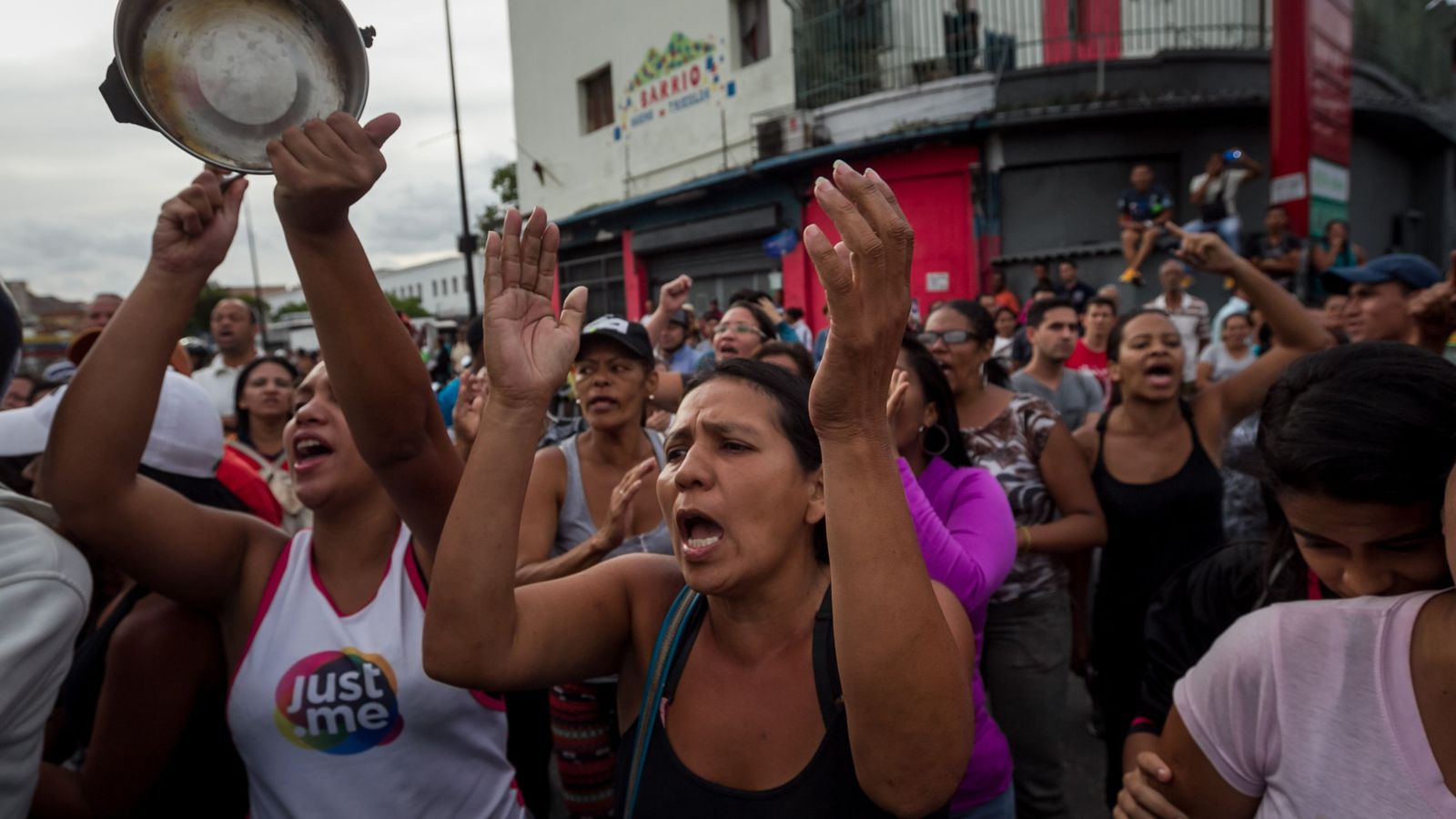Foto: Un grupo de personas protesta por la escasez de comida en Catia, Caracas, el 14 de junio de 2016 (EFE)