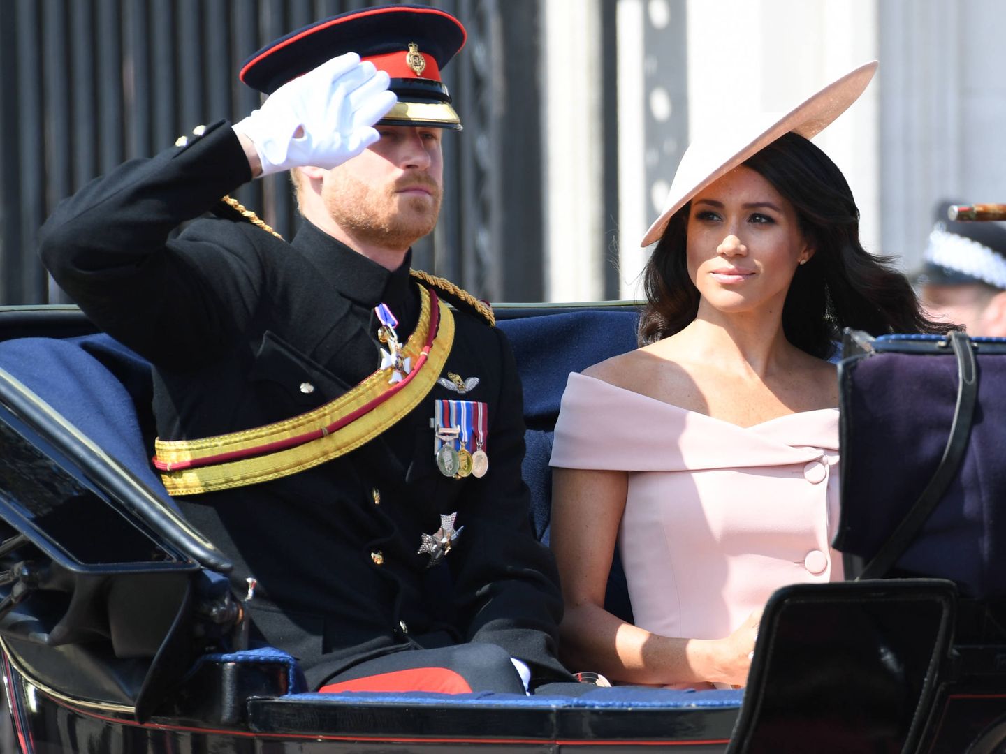 El príncipe Harry, muy solemne, con su mujer. (Gtres)