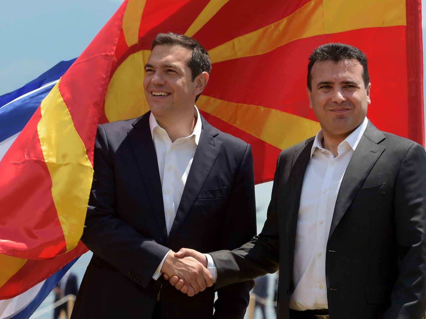 El primer ministro griego Alexis Tsipras y el macedonio Zoran Zaev durante la firma del acuerdo en el lago Prespa, cerca de Otesevo, el 17 de junio de 2018. (EFE)