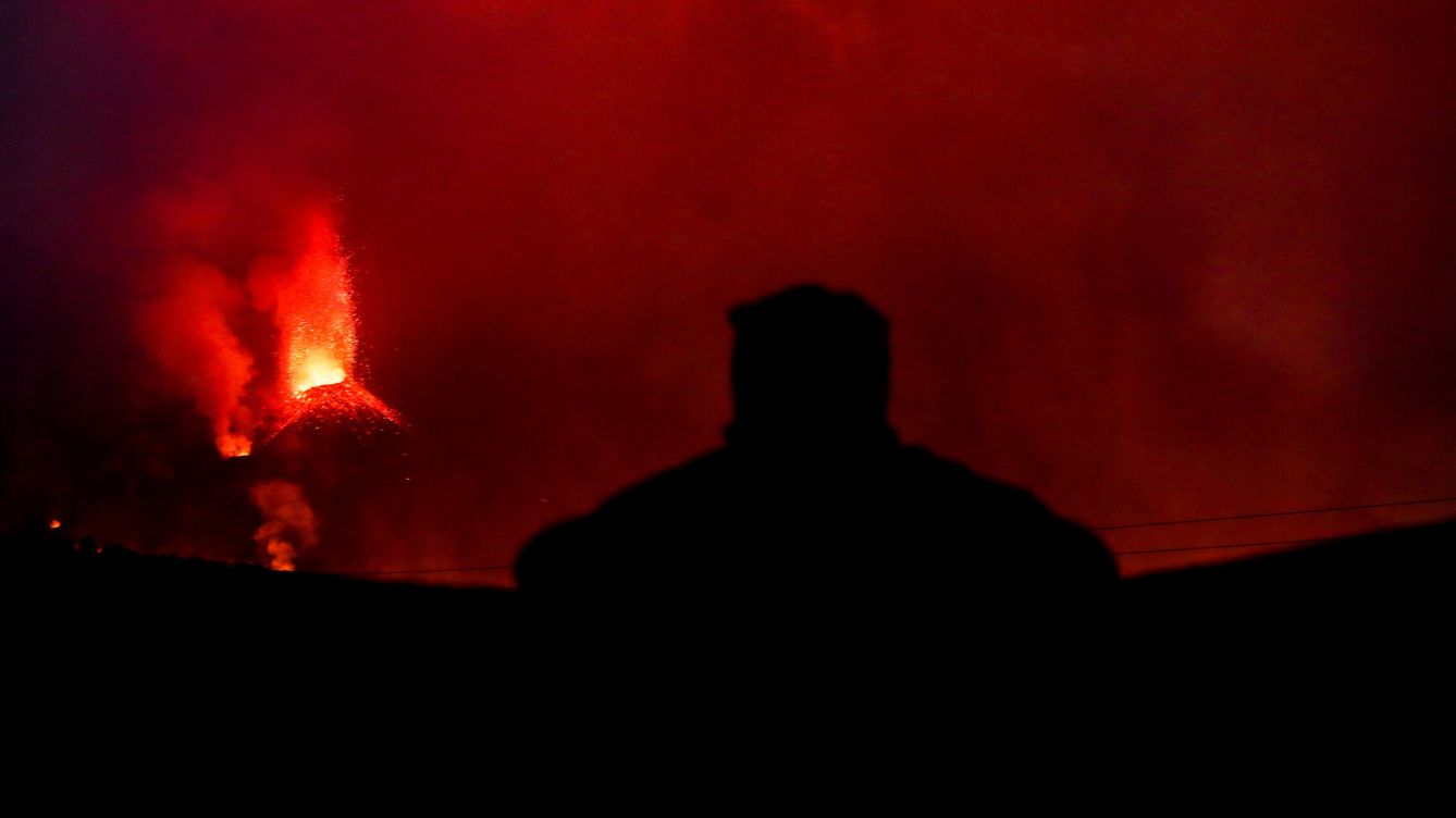 Foto: Un hombre mira el volcán en La Palma. (Reuters)