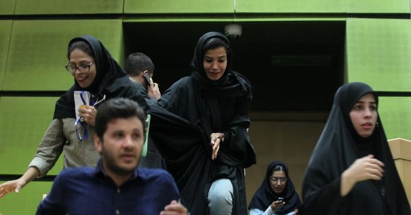 Foto: Ciudadanos iraníes dentro del Parlamento durante el ataque, en Teherán. (Reuters) 