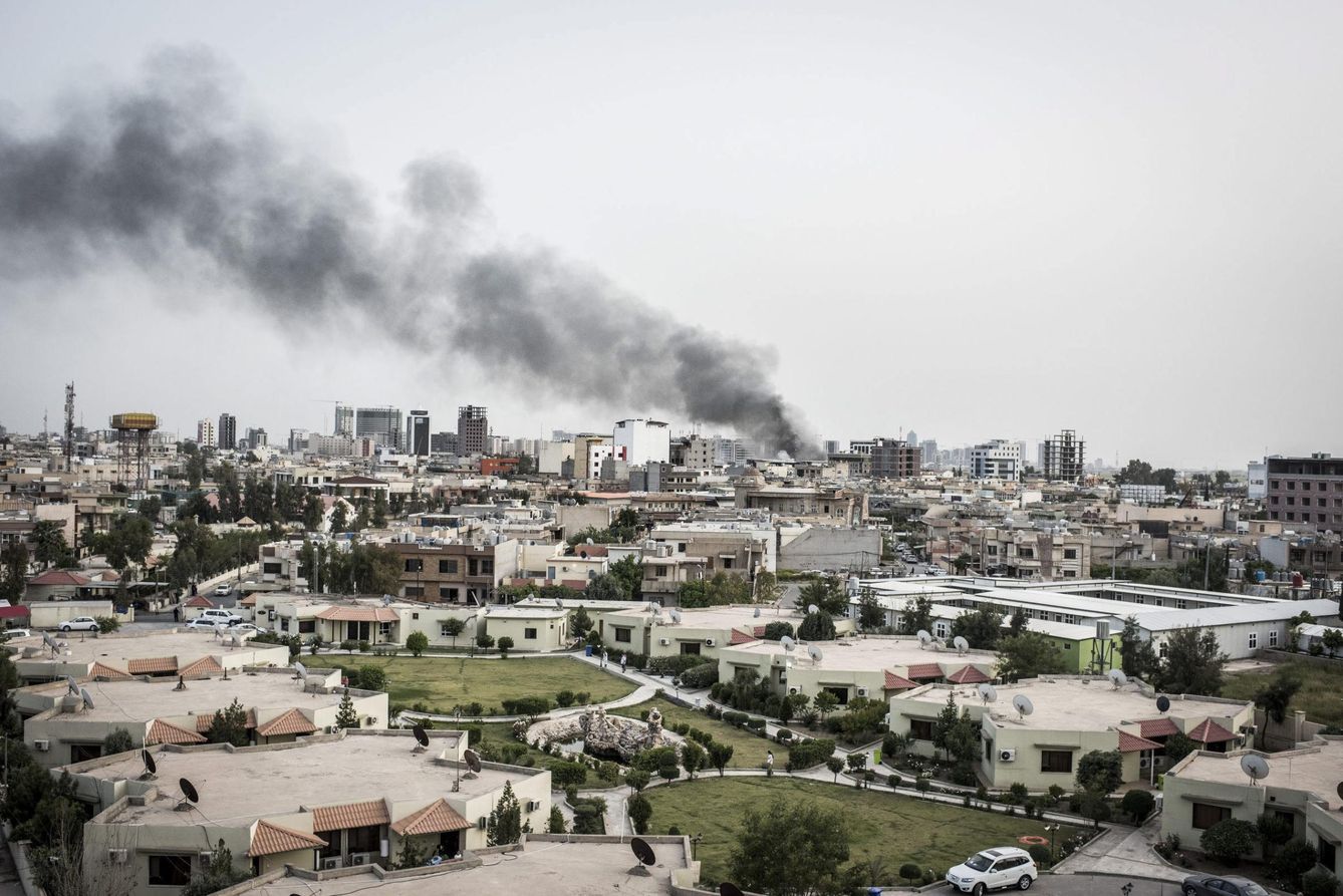 Vista del humo procedente de la explosión de un coche bomba, sobre los edificios de la ciudad de Erbil, Irak, el 17 de abril. (EFE)