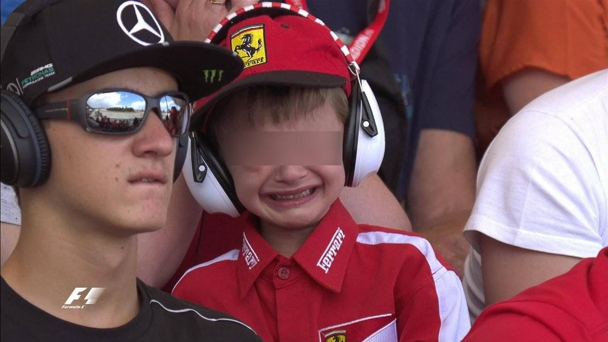 El niño de Ferrari que lloró el abandono de Raikkonen y terminó colándose en su box