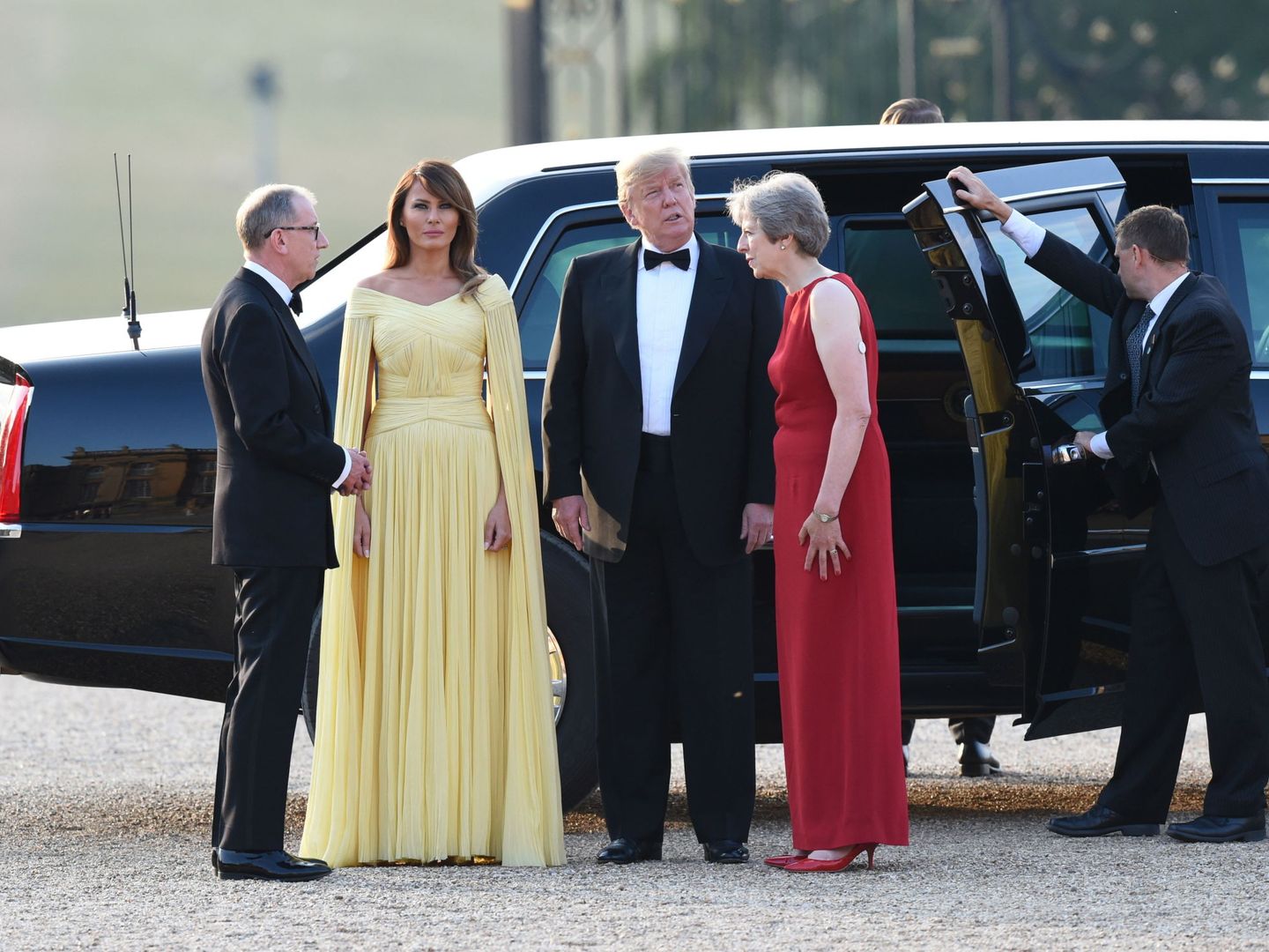 La primera ministra británica Theresa May y su esposo, Philip May, reciben al presidente y a su esposa, Melania Trump. (EFE)