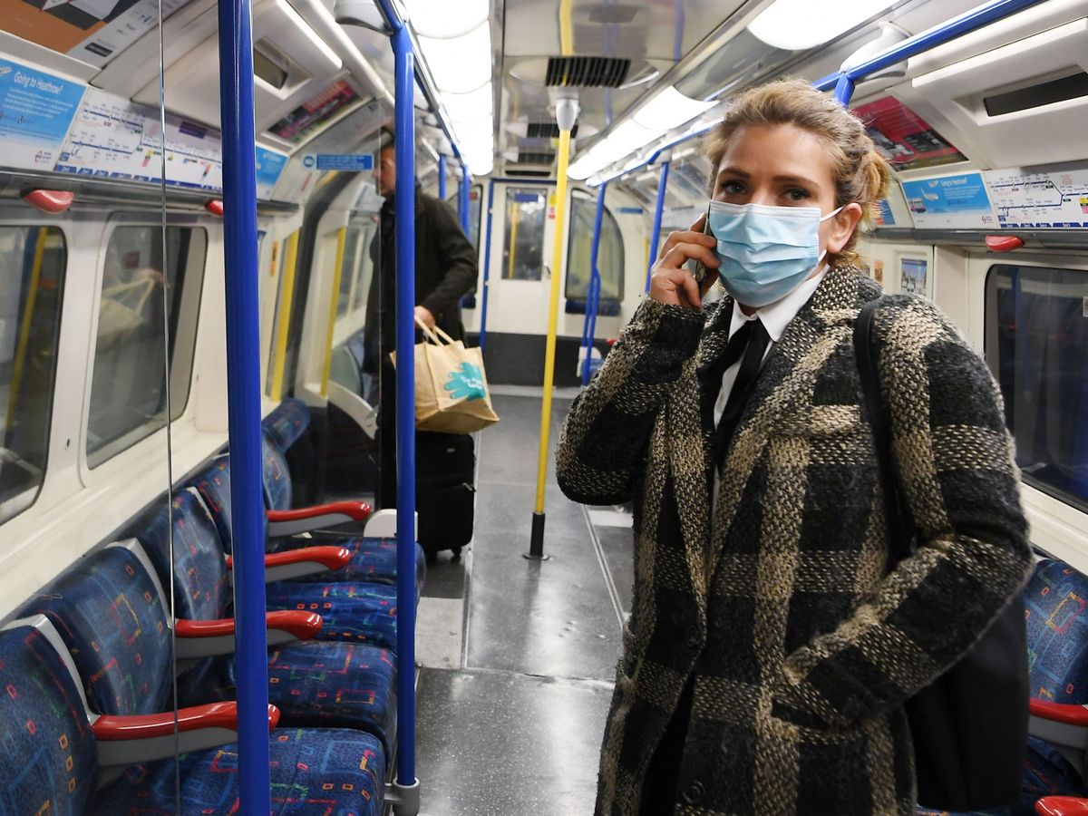 Foto: Una joven con mascarilla en el metro de Londres que el gobierno se niega a cerrar. (EFE)