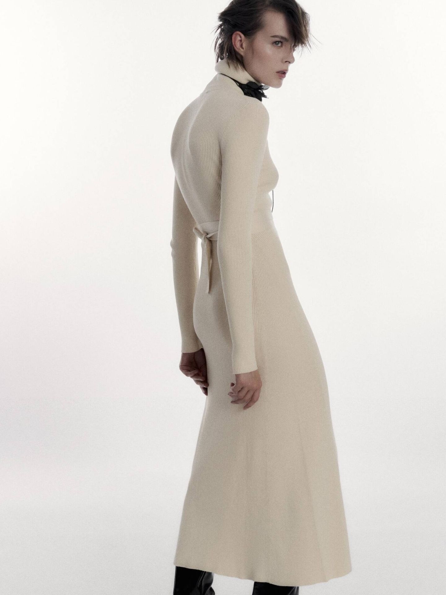 El vestido de Zara ideal para llevar con chaqueta de cuero. (Cortesía/Zara)