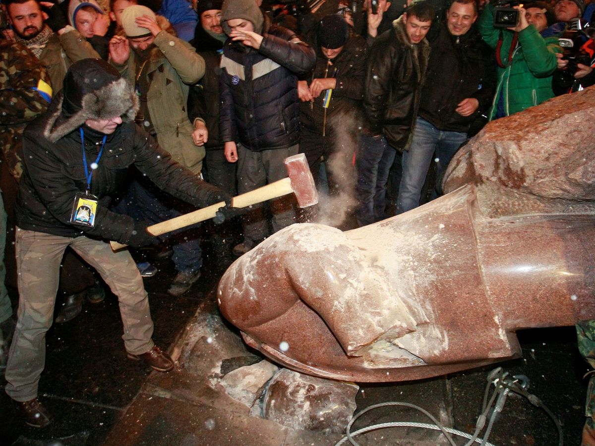 Foto: Manifestantes ucranianos derriban el mayor monumento a Lenin de Ucrania. (Reuters/Gleb Garanich)