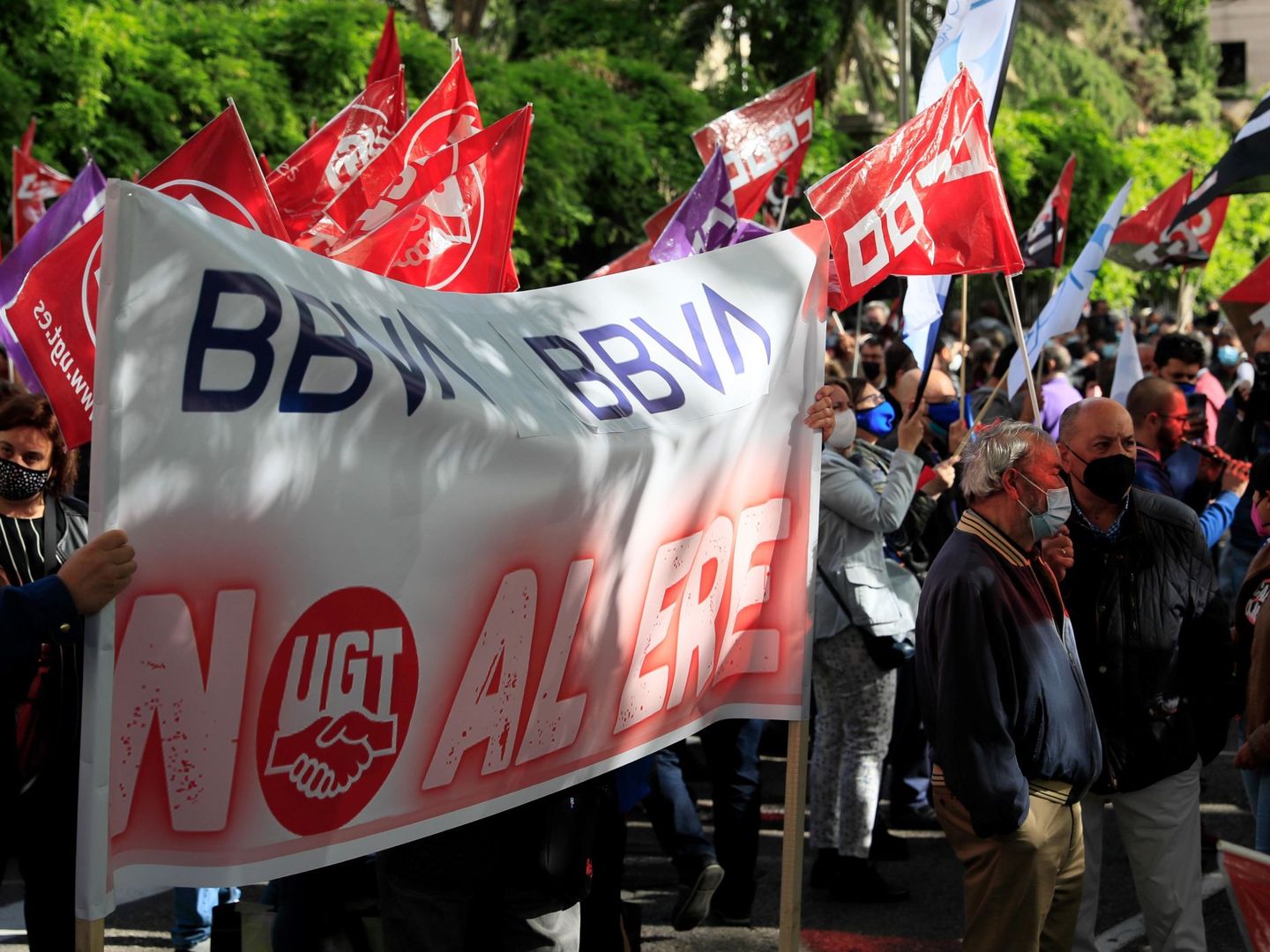 Concentración de trabajadores del BBVA contra el ERE de 2021. (EFE/Fernando Alvarado)