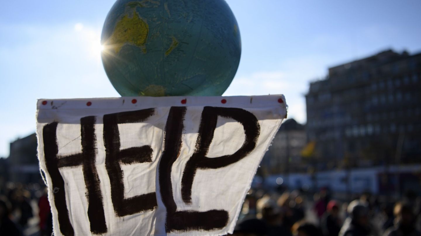 Activistas climáticos, durante la COP26. (EFE/Laurent Gillieron)
