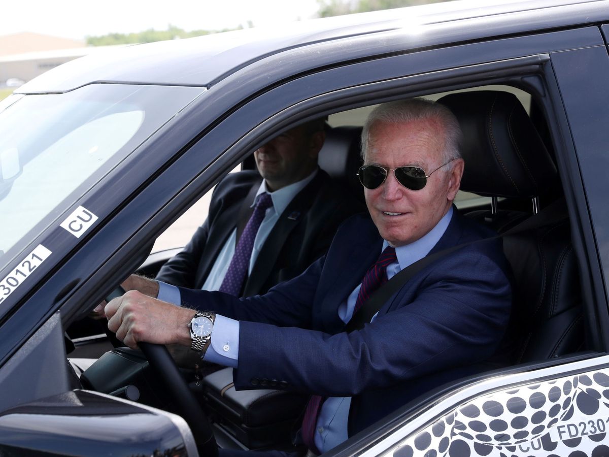 Foto: El presidente de Estados Unidos, Joe Biden, en una visita a una fábrica de Ford en el estado de Michigan. (Reuters)