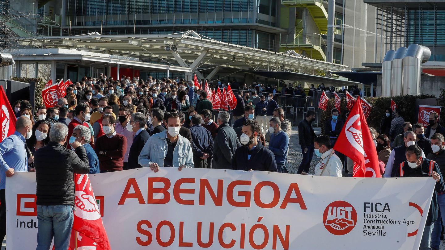 Trabajadores de ABENGOA durante la concentración en Palmas Altas. (EFE)