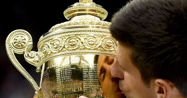 Foto: Novak Djokovic besa el trofeo de Wimbledon | EFE