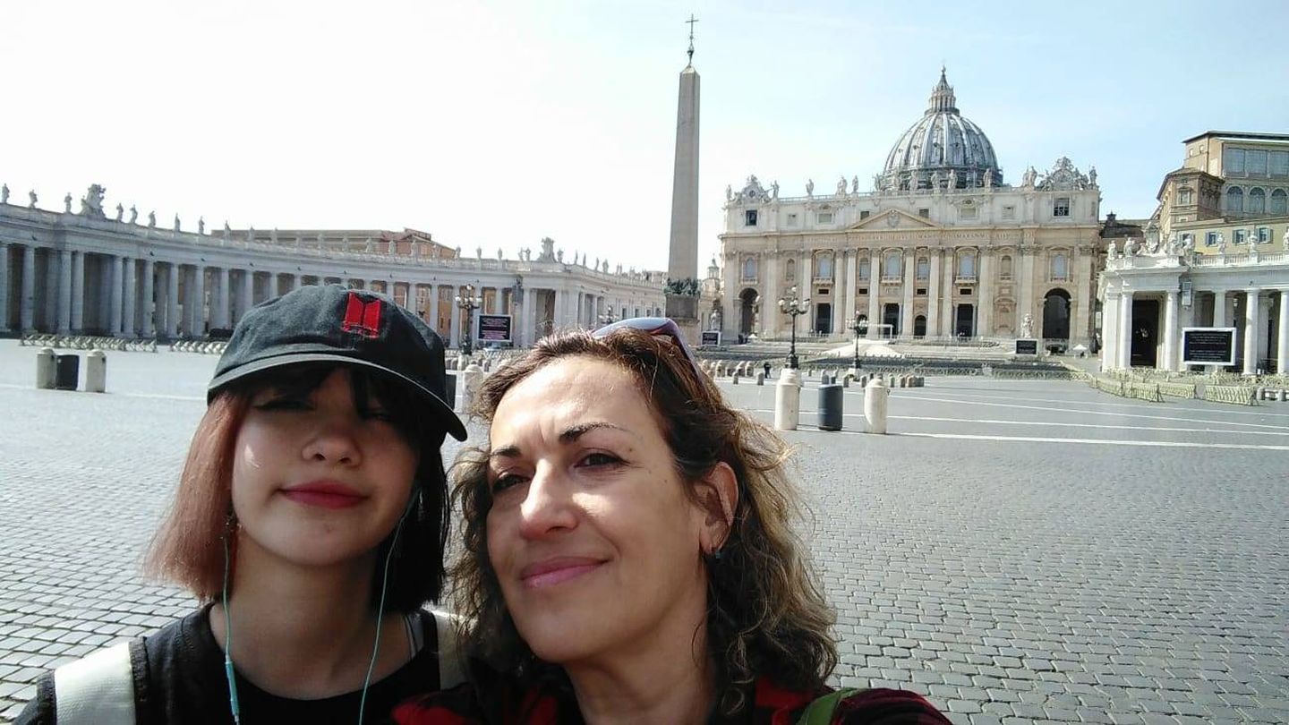 Victoria y su hija en el Vaticano, vacío. (Cedida)