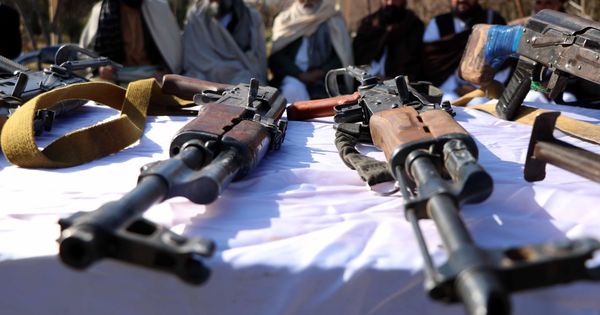 Foto: Antiguos insurgentes entregan sus armas durante una ceremonia de reconciliación este miércoles en Herat. (EFE)