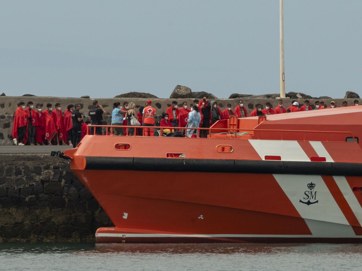 Foto: Los rescatados por Salvamento Marítimo en el puerto de Arrecife. (EFE/Adriel Perdomo)