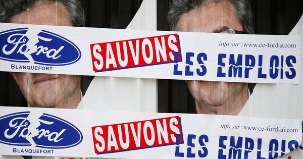 Foto: Carteles de protesta contra el cierre de la planta de Ford en Blanquefort. (EFE)