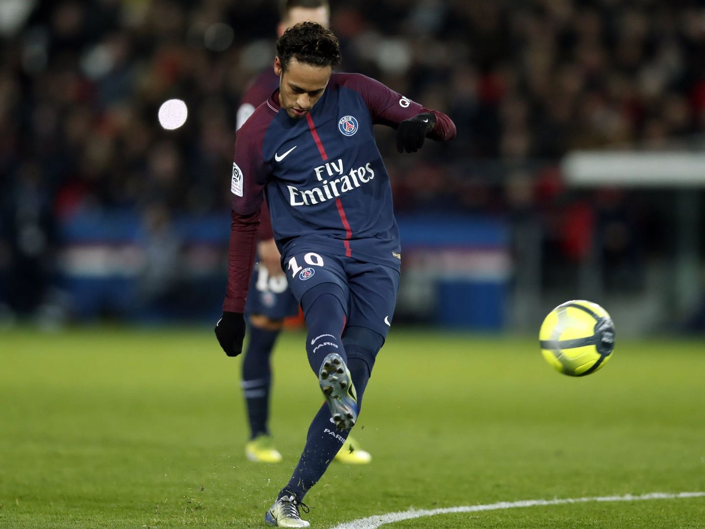 Otro penalti generó polémica en la vida de Neymar y el PSG. (EFE)